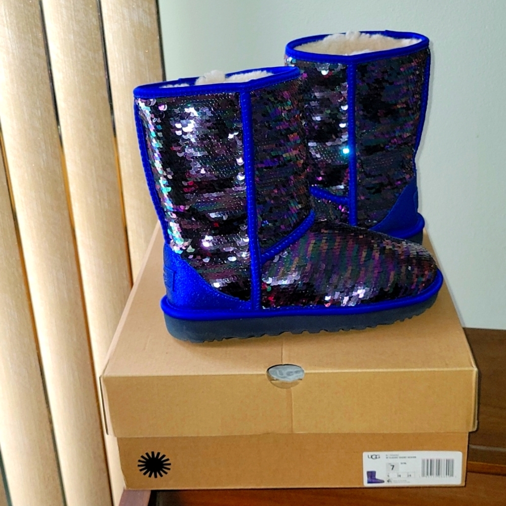 UGG CLAZSIC WOMENS SHORT NAVY SEQUIN BOOT